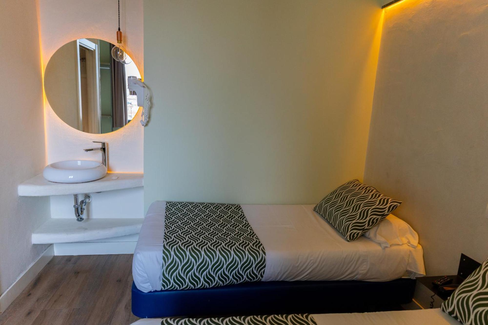 Charlotte-gran Via Hostal